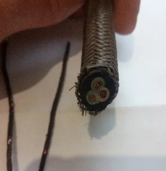 Демонтаж трехжильного медного кабеля